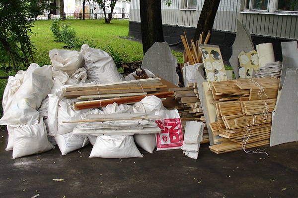 Не превращайте двор или подъезд в свалку - организуйте вывоз мусора